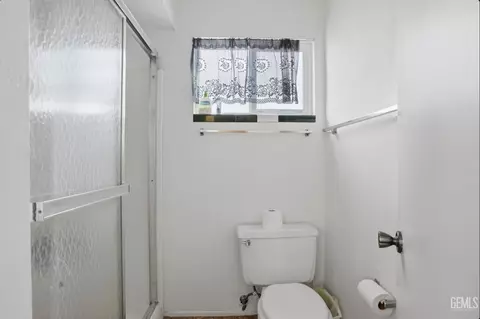 Bath - 209 E Warren St, Taft, CA 93268 photo 3 of 3