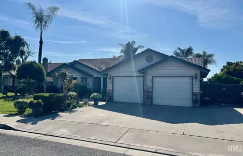 215 S Red Oak St, Porterville, CA 93257