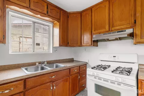 Kitchen - 10001 Waco Ave, Lamont, CA 93241 photo 3 of 4
