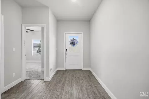 Entry Way - 9001 Brook Shadow Way, Shafter, CA 93263 photo 2 of 9