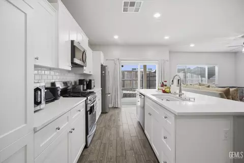 Kitchen - 9001 Brook Shadow Way, Shafter, CA 93263 photo 1 of 2