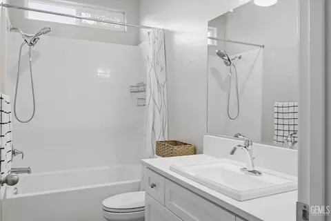 Bath - 9001 Brook Shadow Way, Shafter, CA 93263 photo 3 of 4