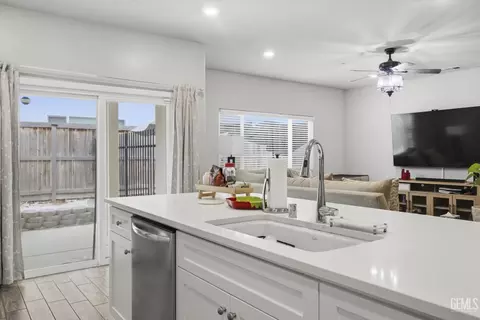 Kitchen - 9001 Brook Shadow Way, Shafter, CA 93263 photo 2 of 2