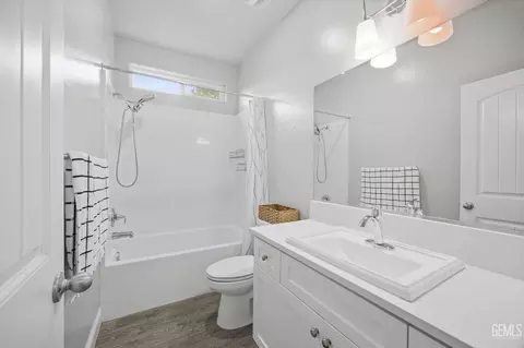Bath - 9001 Brook Shadow Way, Shafter, CA 93263 photo 4 of 4