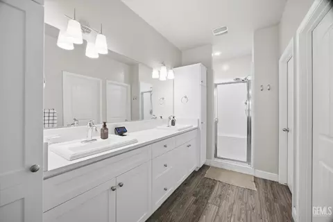 Bath - 9001 Brook Shadow Way, Shafter, CA 93263 photo 2 of 4