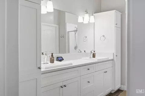 Bath - 9001 Brook Shadow Way, Shafter, CA 93263 photo 1 of 4