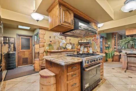 Kitchen - 6016 E Texas St, Bakersfield, CA 93307 photo 3 of 4