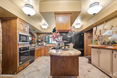 Kitchen - 6016 E Texas St, Bakersfield, CA 93307 photo 2 of 4
