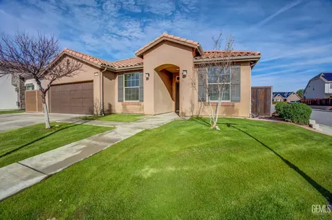 9128 Oak Garden Ln, Shafter, CA 93263