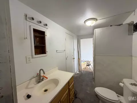 Bath - 306 Buchanan St, Taft, CA 93268 photo 6 of 6
