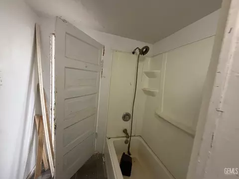 Bath - 306 Buchanan St, Taft, CA 93268 photo 3 of 6