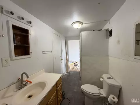 Bath - 306 Buchanan St, Taft, CA 93268 photo 5 of 6