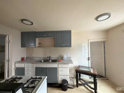 Kitchen - 306 Buchanan St, Taft, CA 93268 photo 2 of 3