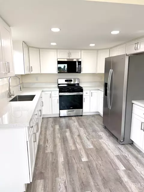 Kitchen - 220 Wooner Dr, Arvin, CA 93203 photo 4 of 4