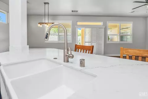 Kitchen - 2016 Snowdrop Dr, Bakersfield, CA 93311 photo 6 of 7