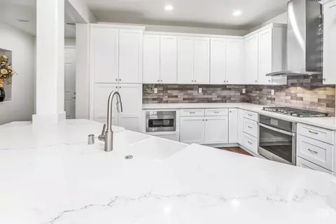 Kitchen - 2016 Snowdrop Dr, Bakersfield, CA 93311 photo 3 of 7