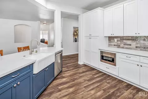 Kitchen - 2016 Snowdrop Dr, Bakersfield, CA 93311 photo 2 of 7