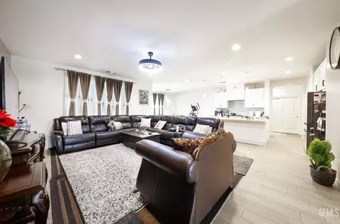 Living - 7901 Bristol Spring Ave, Bakersfield, CA 93313 photo 3 of 3