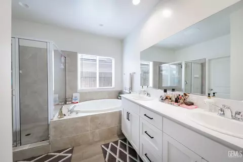 Bath - 7901 Bristol Spring Ave, Bakersfield, CA 93313 photo 1 of 2