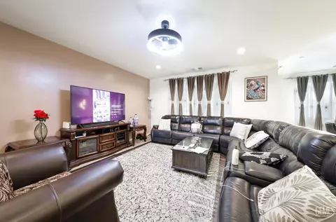 Living - 7901 Bristol Spring Ave, Bakersfield, CA 93313 photo 1 of 3