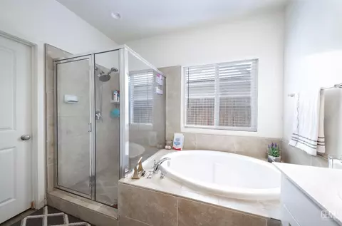 Bath - 7901 Bristol Spring Ave, Bakersfield, CA 93313 photo 2 of 2