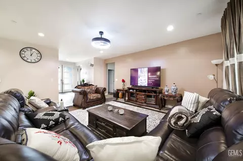 Living - 7901 Bristol Spring Ave, Bakersfield, CA 93313 photo 2 of 3