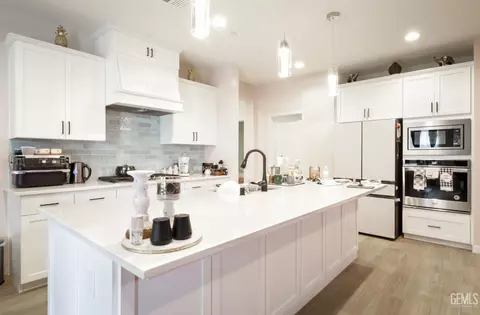 Kitchen - 7901 Bristol Spring Ave, Bakersfield, CA 93313 photo 2 of 3