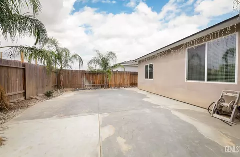 Exterior - 7901 Bristol Spring Ave, Bakersfield, CA 93313 photo 6 of 7