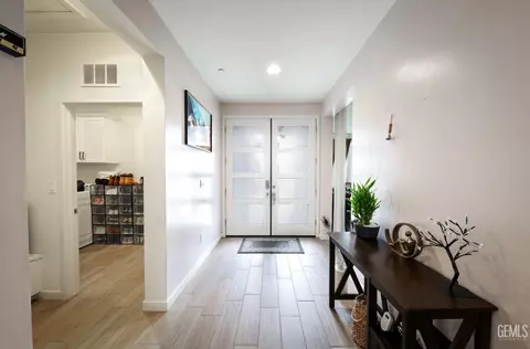 Entry Way - 7901 Bristol Spring Ave, Bakersfield, CA 93313 photo 2 of 4