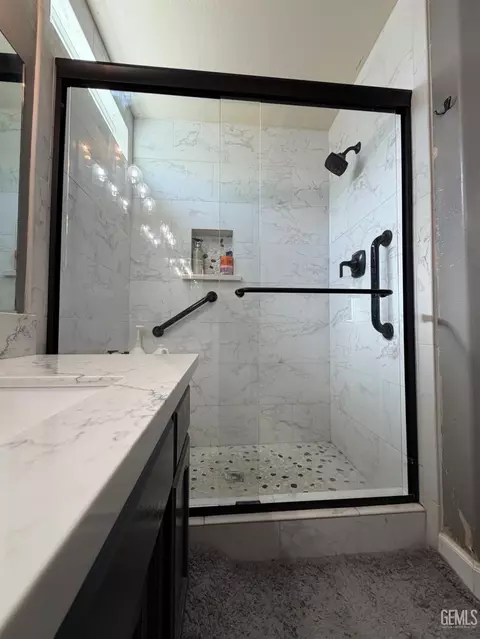 Bath - 604 Westover Ave, Taft, CA 93268 photo 2 of 4