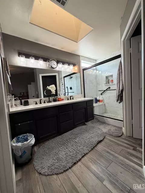 Bath - 604 Westover Ave, Taft, CA 93268 photo 1 of 4