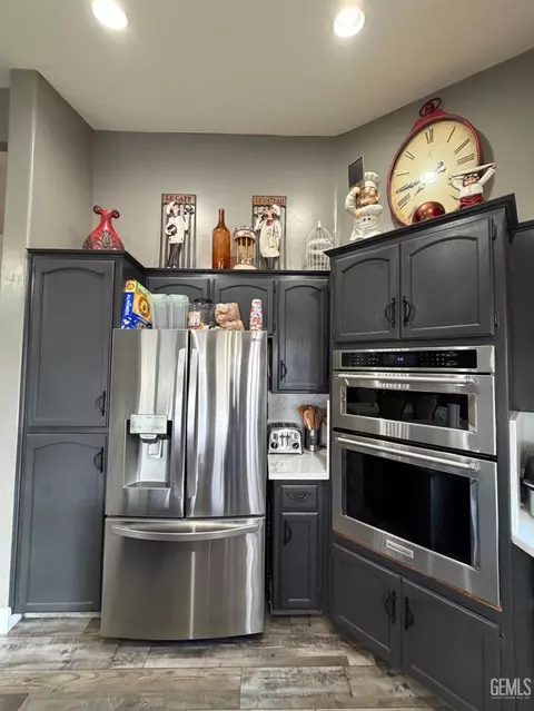 Kitchen - 604 Westover Ave, Taft, CA 93268 photo 5 of 6