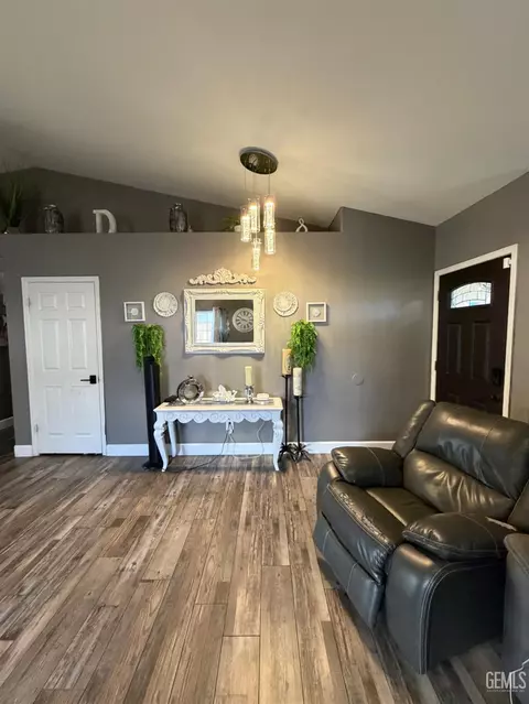 Entry Way - 604 Westover Ave, Taft, CA 93268 photo 1 of 4