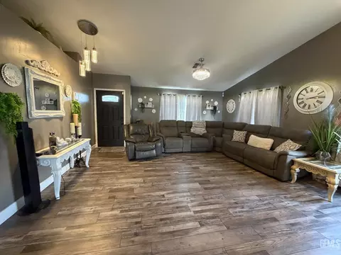 Living - 604 Westover Ave, Taft, CA 93268 photo 2 of 3