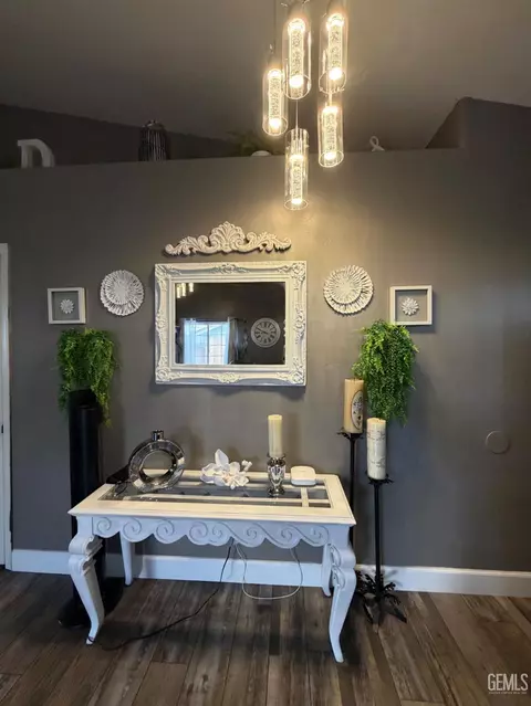 Entry Way - 604 Westover Ave, Taft, CA 93268 photo 2 of 4