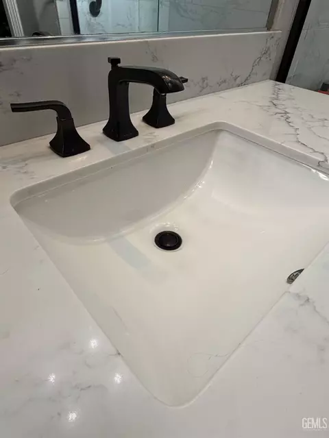 Bath - 604 Westover Ave, Taft, CA 93268 photo 3 of 4