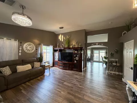 Living - 604 Westover Ave, Taft, CA 93268 photo 1 of 3