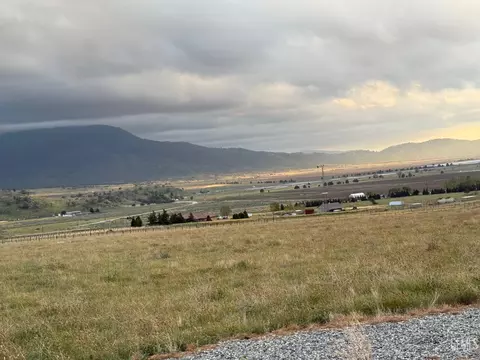24668 Roost Ave, Tehachapi, CA 93561 photo 2
