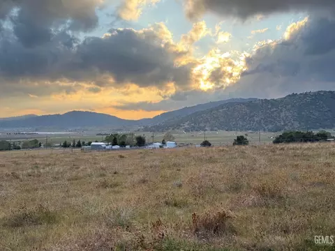 24668 Roost Ave, Tehachapi, CA 93561