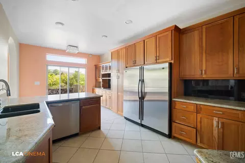 Kitchen - 28751 Gleneagle Ct, Tehachapi, CA 93561 photo 3 of 3