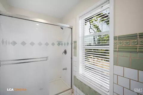 Bath - 28751 Gleneagle Ct, Tehachapi, CA 93561 photo 2 of 5