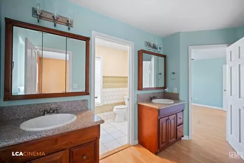 Bath - 28751 Gleneagle Ct, Tehachapi, CA 93561 photo 1 of 5
