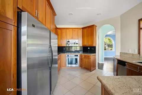 Kitchen - 28751 Gleneagle Ct, Tehachapi, CA 93561 photo 2 of 3