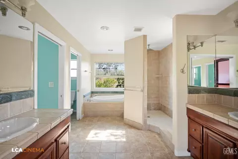 Bath - 28751 Gleneagle Ct, Tehachapi, CA 93561 photo 3 of 5