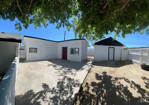 Exterior - 131 Center St, Taft, CA 93268 photo 3 of 3