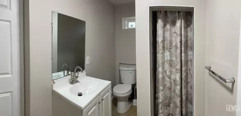 Bath - 131 Center St, Taft, CA 93268 photo 2 of 2