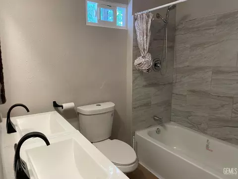 Bath - 131 Center St, Taft, CA 93268 photo 1 of 2