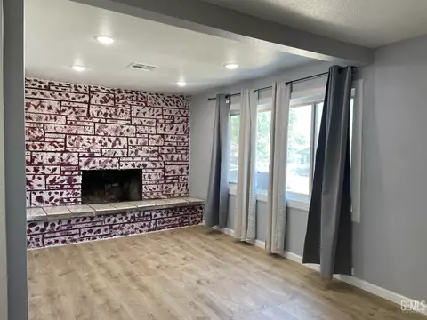 Living - 131 Center St, Taft, CA 93268 photo 1 of 1