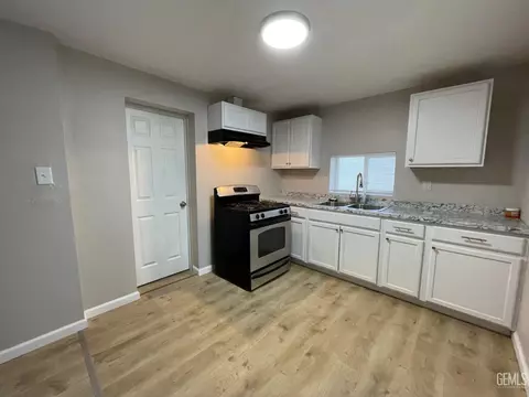 Kitchen - 131 Center St, Taft, CA 93268 photo 2 of 2