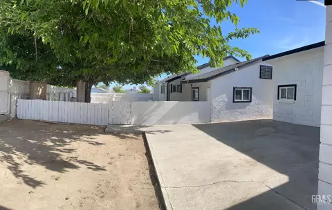 Exterior - 131 Center St, Taft, CA 93268 photo 2 of 3